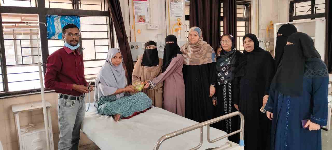 वर्ल्ड मेमन डे निमित्त लेडीज विंग, बसमत मेमन जमात ट्रस्टतर्फे महिला रुग्णांना फळांचे वाटप